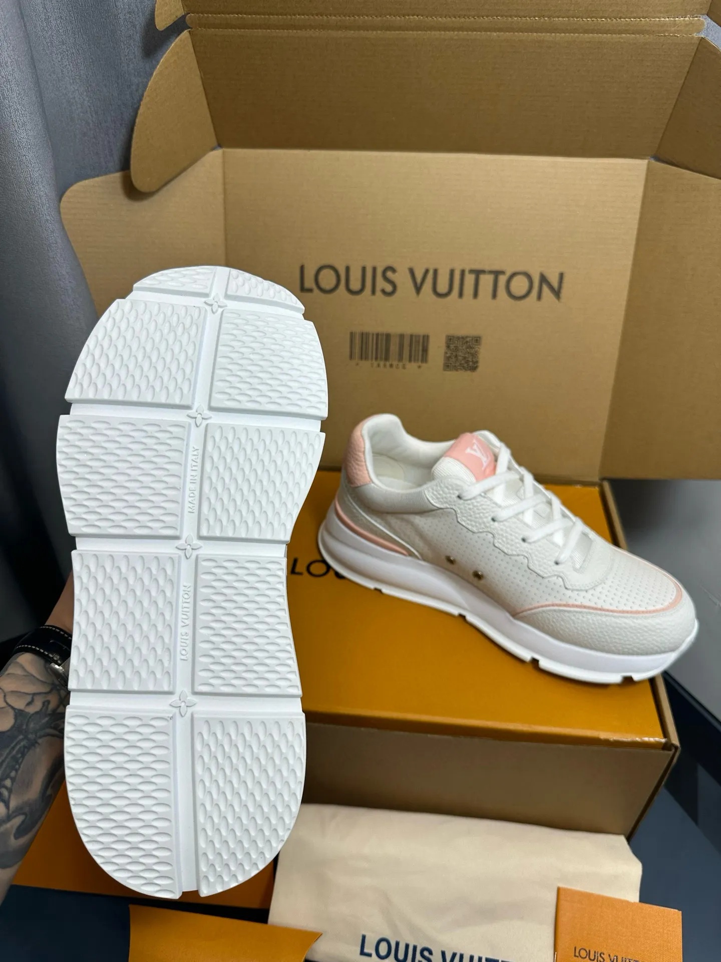 Factory price: 700💰🌈LV | Louis Vuitton 2025𝐬𝐬 🧡💚2025 spring and summer new style top version‼ ️The original version is the same. The counter focuses on the latest casual shoes and new hard goods🆕 ❥Purchasing agent level! Full of high-end feel! A popular model among bloggers at home and abroad, it’s retro and fashionable, and looks stunning on your feet! Wear a lot of happiness! The official website's main recommendation★ ━━━━━ ЅᏇєєt ━━━━━ ▪️Upper: Original custom-made imported calfskin fabric ▪️Inner: breathable gauze imported from Italy ▪️Outsole: rubber foam ➕t men's men's shoes 💰u high-end outsole ▪️Color: nine colors available ▪️Shoe size: 35-44, (45, 46 customized)